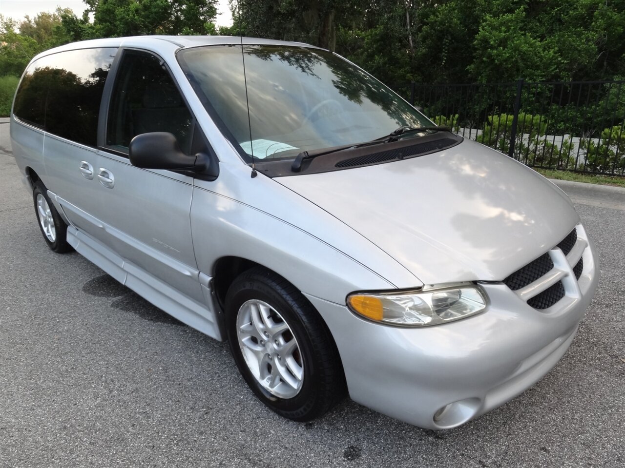 dodge grand caravan 2000 1B4GP44G0YB739424 image dodge grand caravan 2000 1B4GP44G0YB739424 image